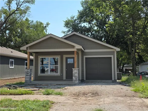 121 S Cedar St, Ottawa, KS 66067