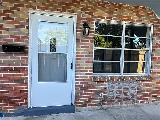 2 bed, 1.0 bath, 965 sqft, $1,250 — Photo 2