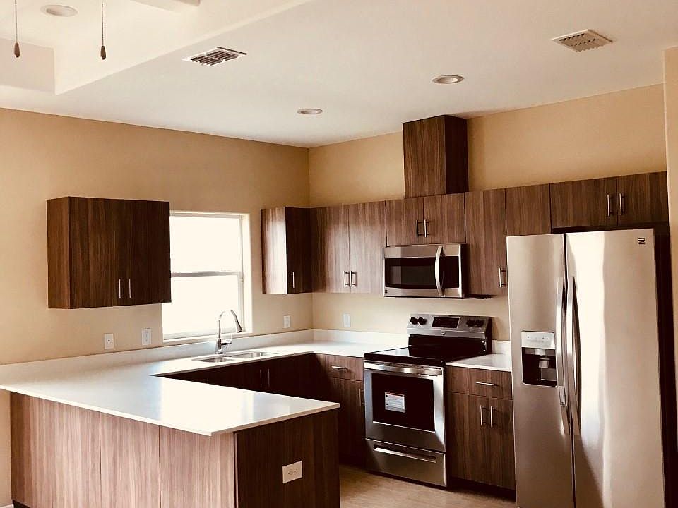 Open concept Kitchen/living, Modern Appliances