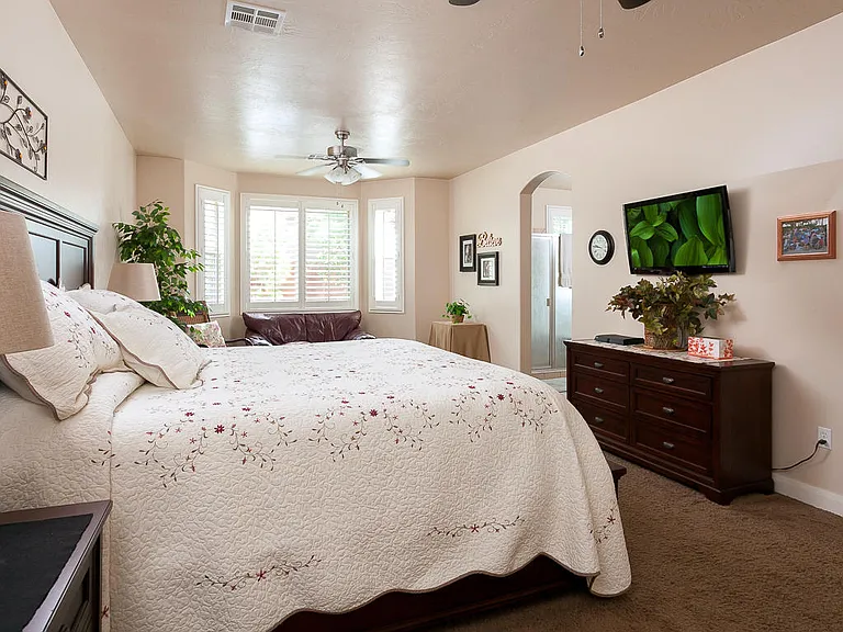 358 E Munich Dr — Photo 12