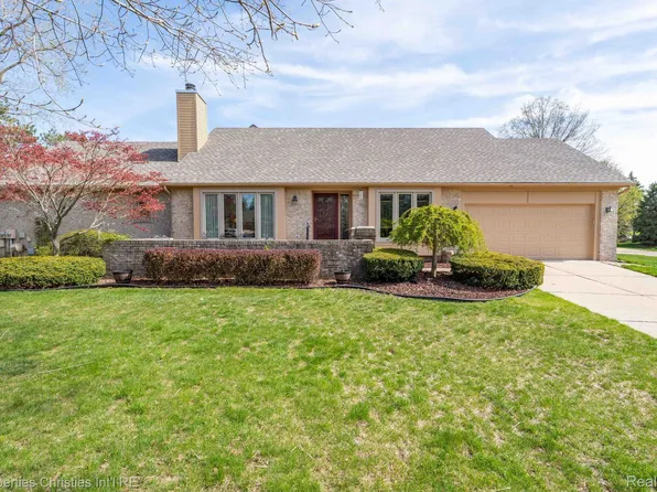 5906 Whitfield Dr, Troy, MI 48098