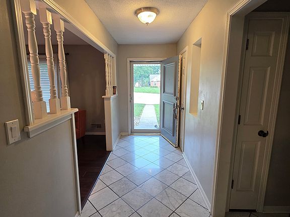 2nd image of 1409 NE Sunview Dr