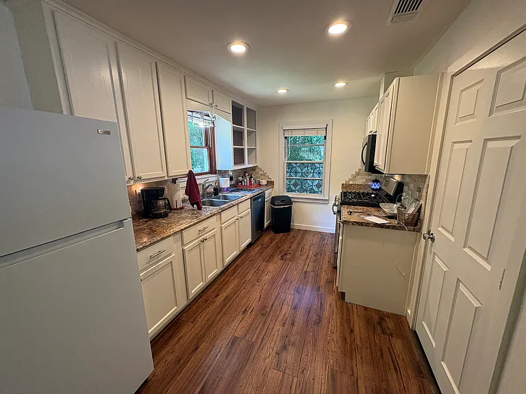 512 W Main St — Photo 13