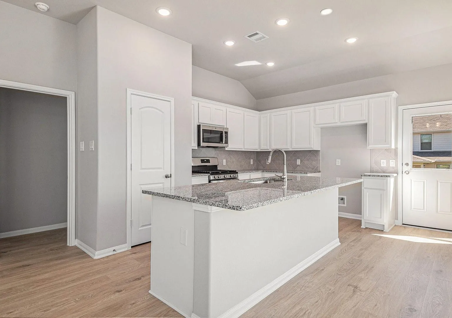 Never Lived In Spacious 4 Bedroom In Clear View Estates — Photo 2
