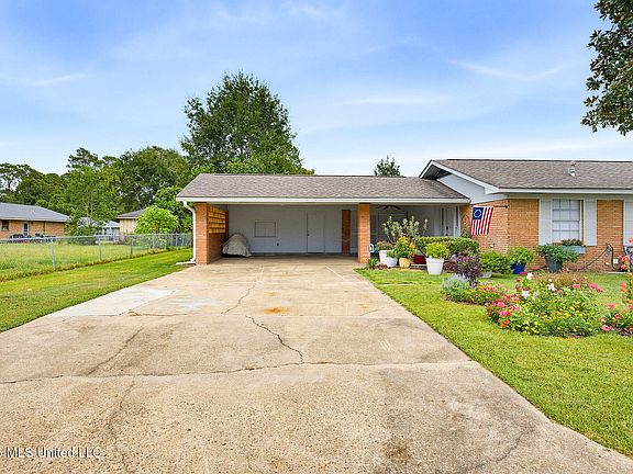 3rd image of 100 Pampas Dr