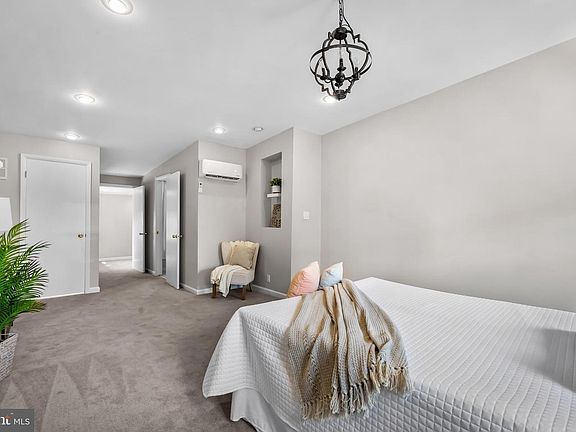 3rd floor master suite has walk-in closet and full bath