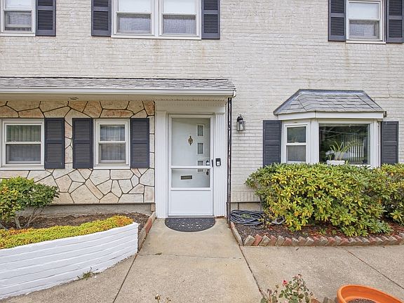 2nd image of 37 Rustcraft Rd