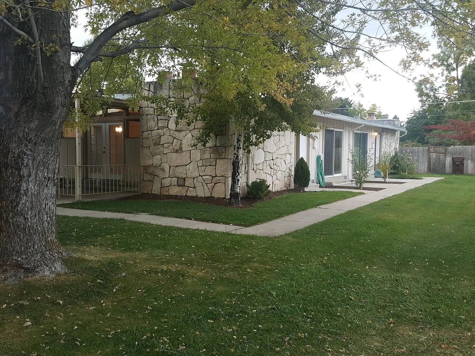 2 bed, 975 sqft, $1,650 — Photo 1