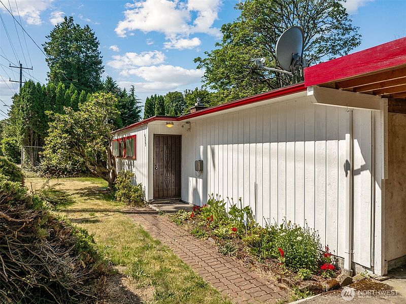 2nd image of 6727 21st Avenue SW