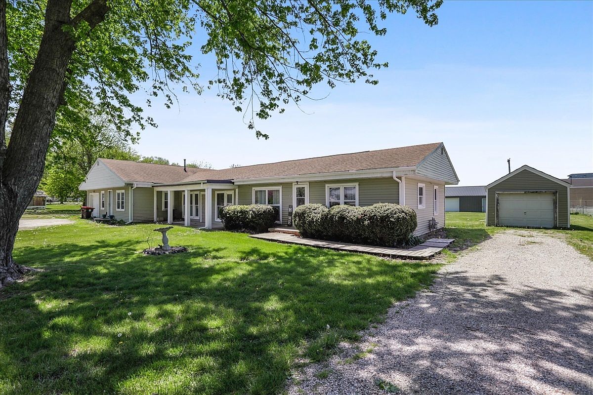 403 & 405 S Vine St, Heyworth, IL 61745 Zillow