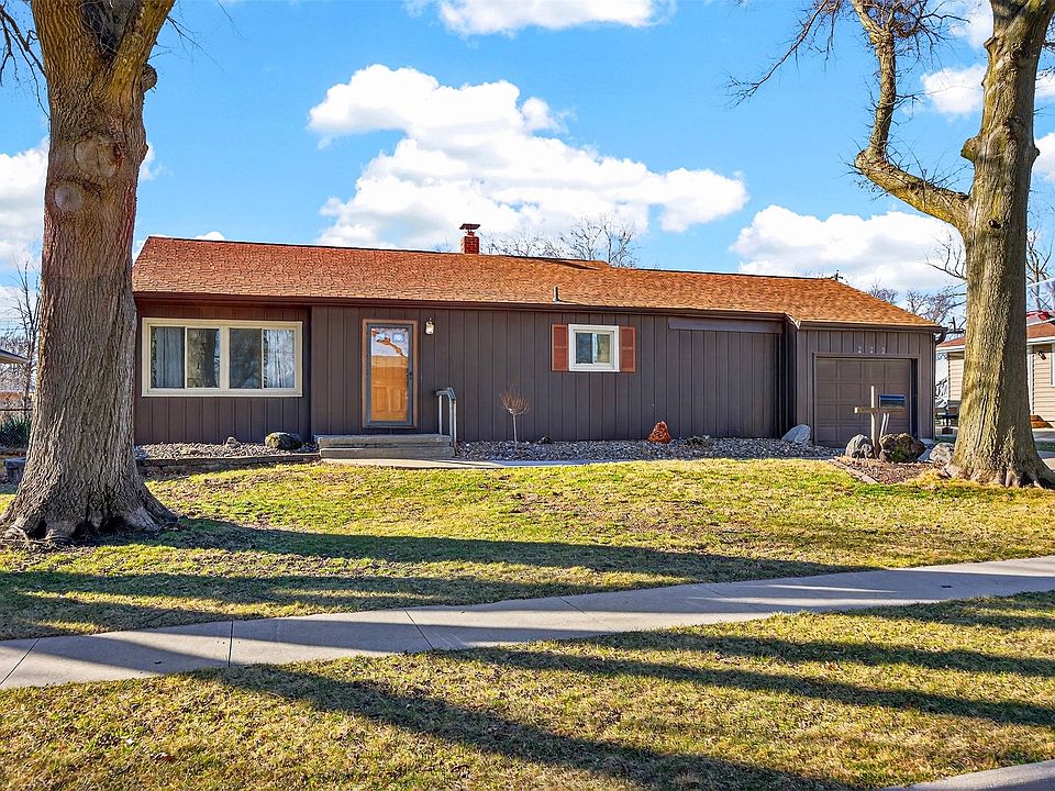 1st image of 223 SE East Lawn Dr
