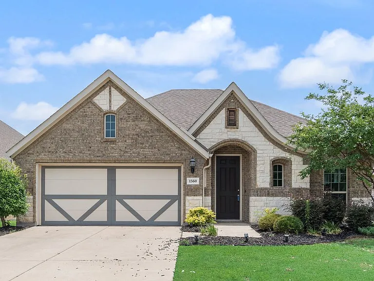 1560 Seminole Dr — Photo 1