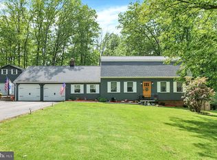 690 Valley View Dr, Boiling Springs, PA 17007