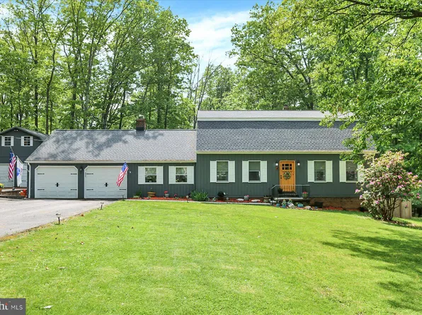 690 Valley View Dr, Boiling Springs, PA 17007