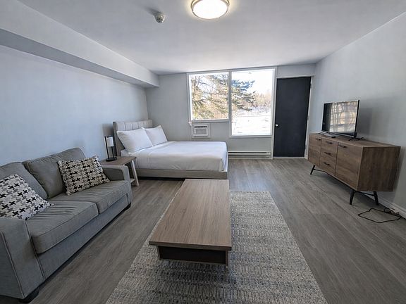 3rd image of 37 Skydeck Rd