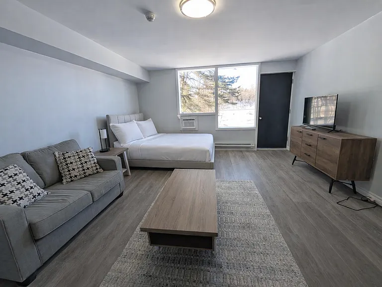 37 Skydeck Rd — Photo 3
