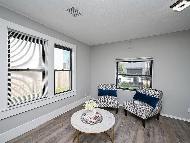 1507 Laird St — Photo 3