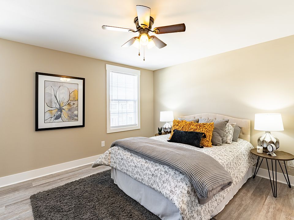 Enjoy a generously sized bedroom filled with natural light and a calm, welcoming atmosphere. The perfect space to relax and unwind, combining comfort and style.