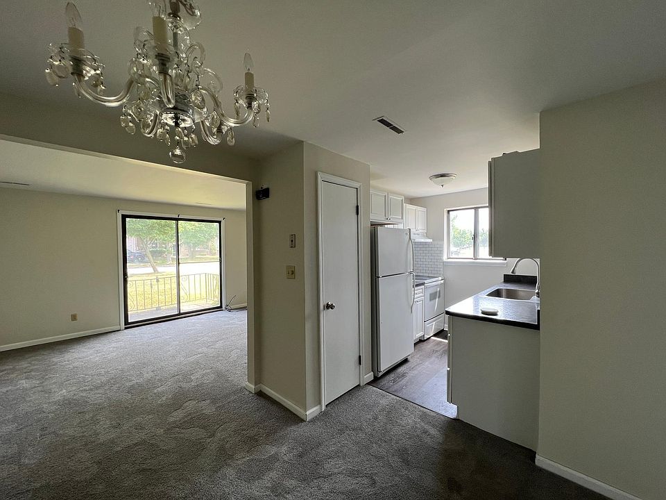 1st image of 460 Emerson Dr APT 1