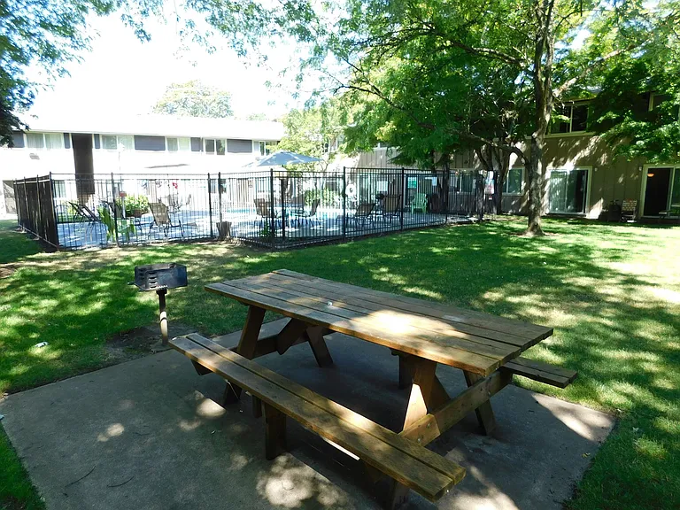 Fountain Court Apartments — Photo 3