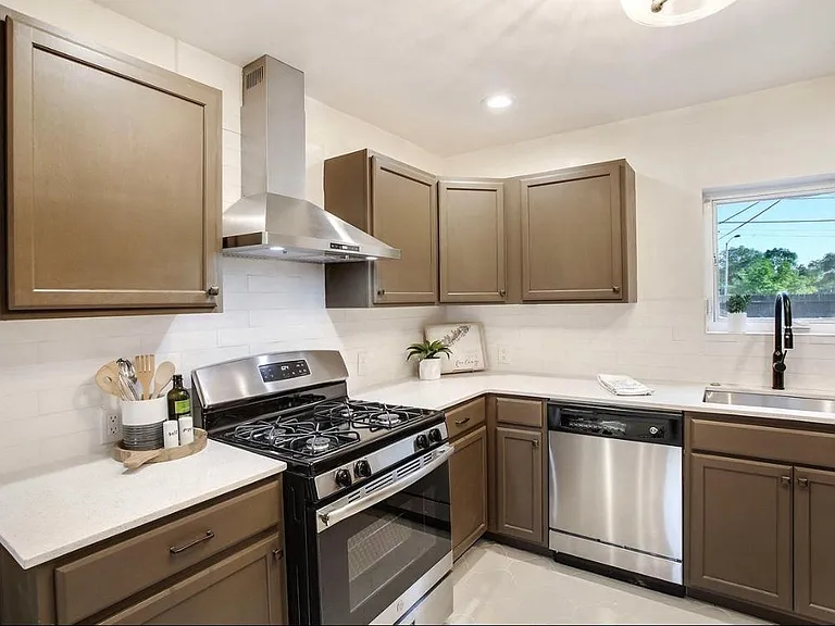 512 Sandia St — Photo 10