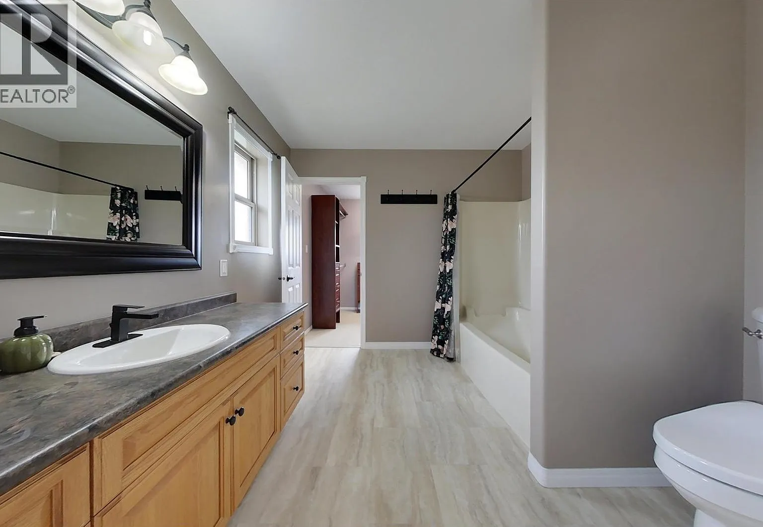 5 bed, 2400 sqft, $3,900 — Photo 3