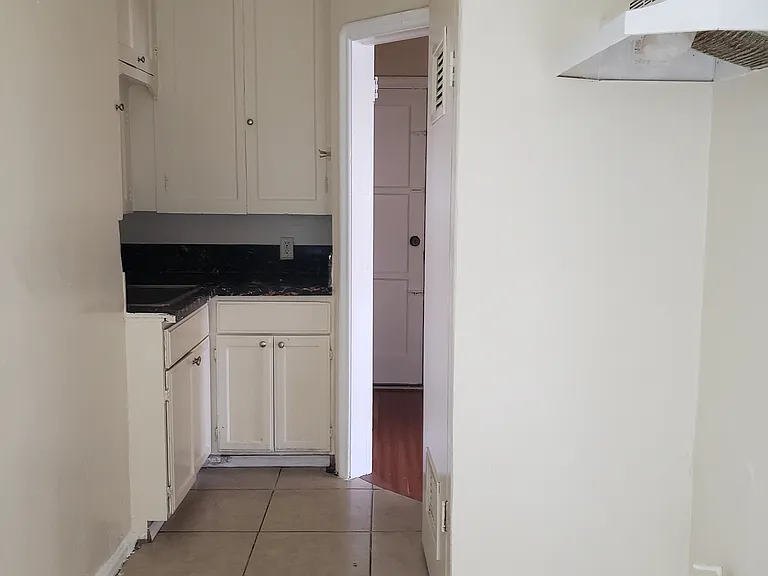 707 W 41st Place La Ca 705 1/2 — Photo 9