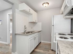 2 Bedroom, 2 Bath Apartment in Munger Place!