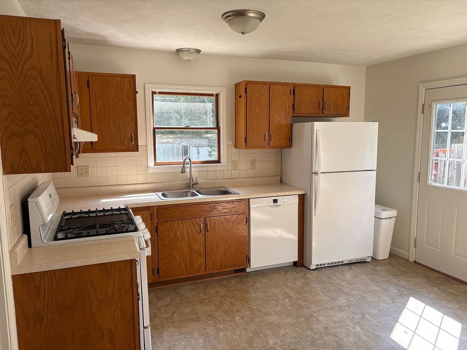 2 bed, 1.5 bath, 1025 sqft, $1,350 — Photo 3