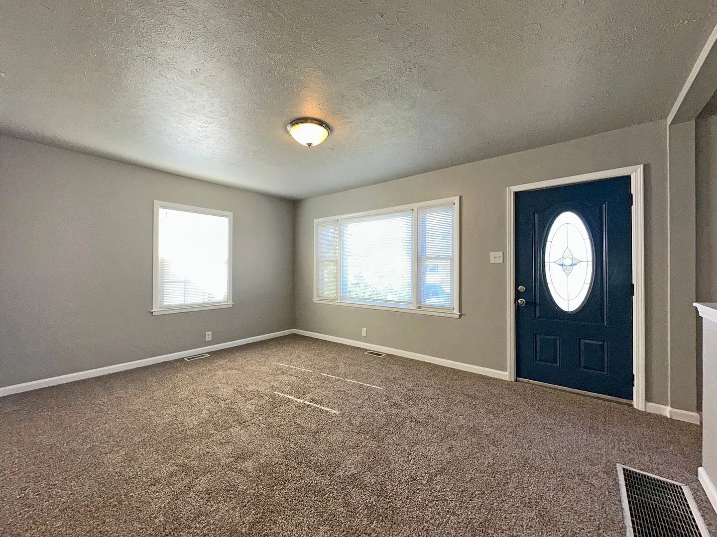 Lovely Vintage 4 BR Home Near Castlewood Park! Off-Street Parking, Fenced Yard, Dogs Ok! — Photo 4