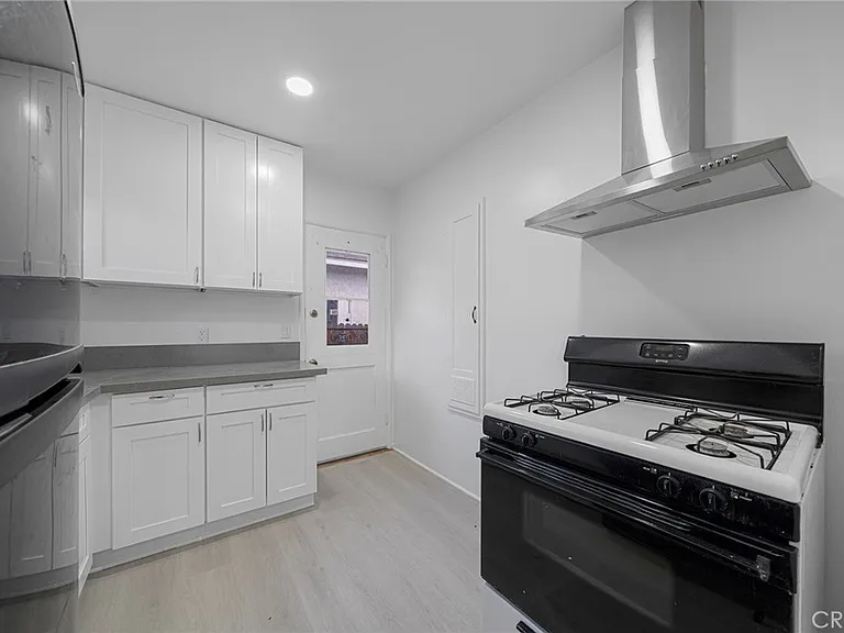 9050 Huntington Dr — Photo 13