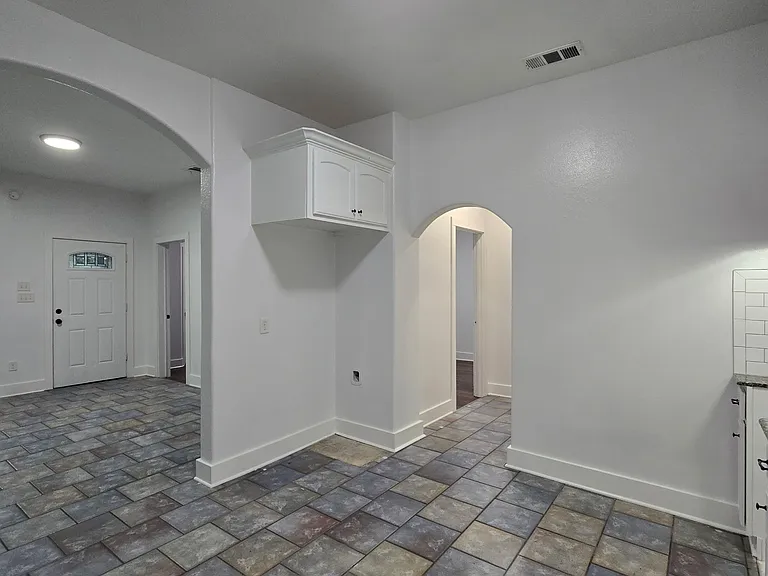 715 E Queen St — Photo 5