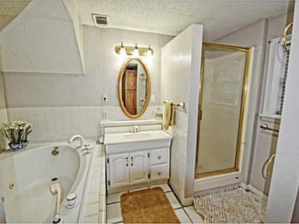 1st image of 409 Holiday Cir