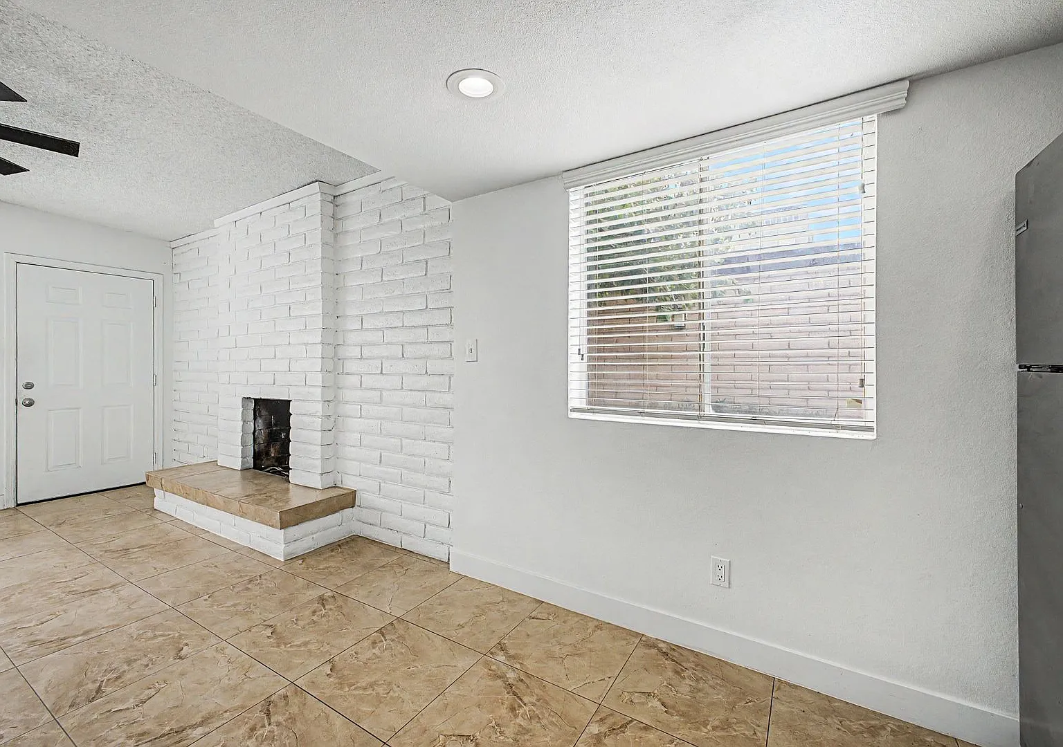 One Bedroom, One Bathroom with Fireplace — Photo 4
