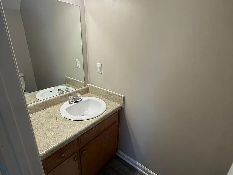 909 Greenland Dr — Photo 5