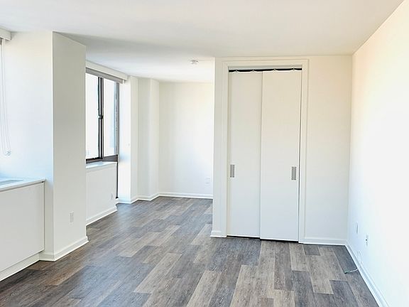 4th image of 520 W 43rd St APT 20C