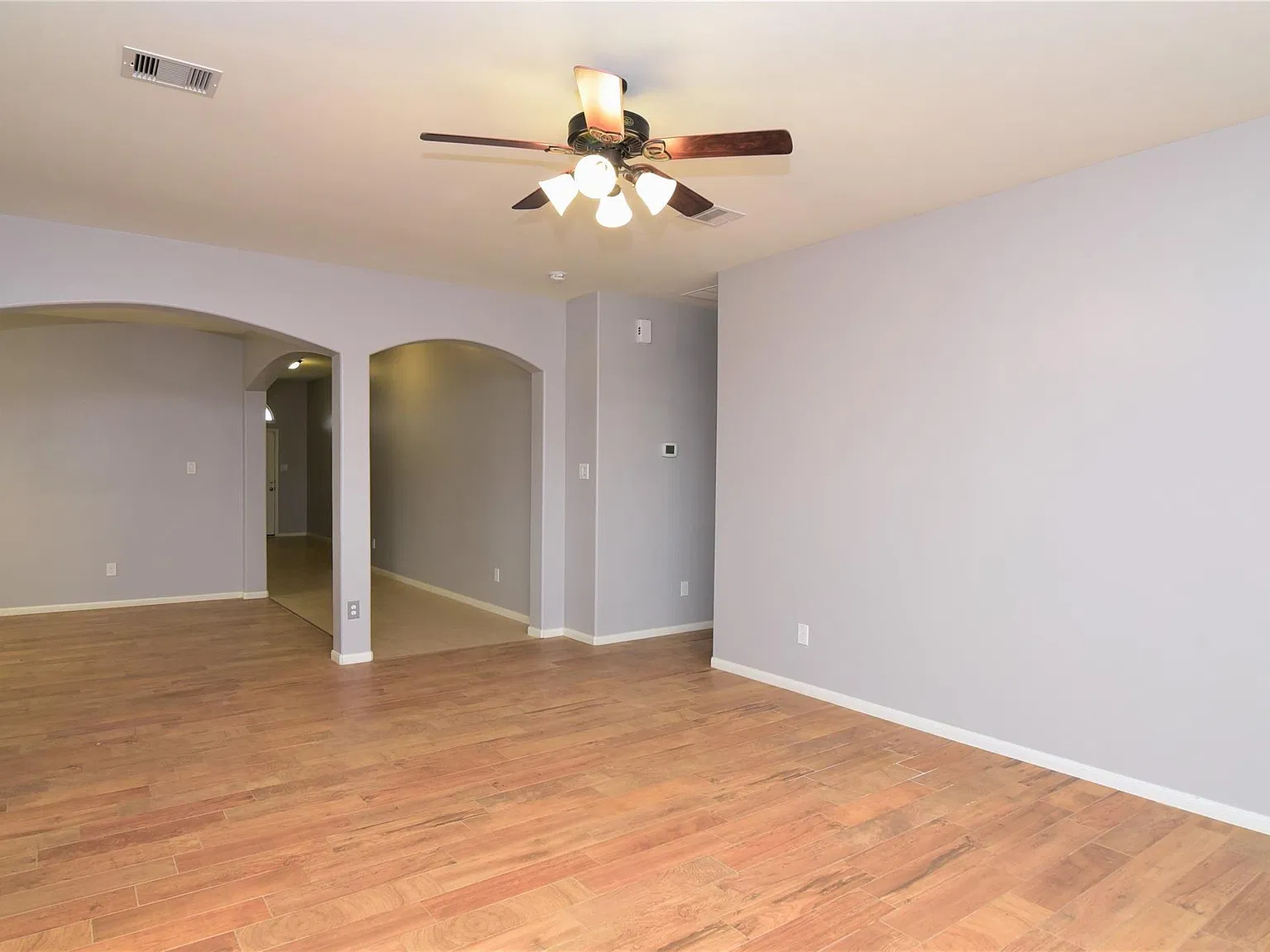 3 bed, 2.0 bath, 2044 sqft, $1,900 — Photo 4