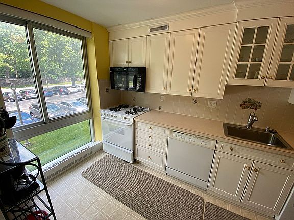 4th image of 2401 Pennsylvania Ave APT 212