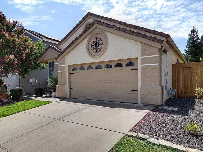 915 Tipperary Dr — Photo 1