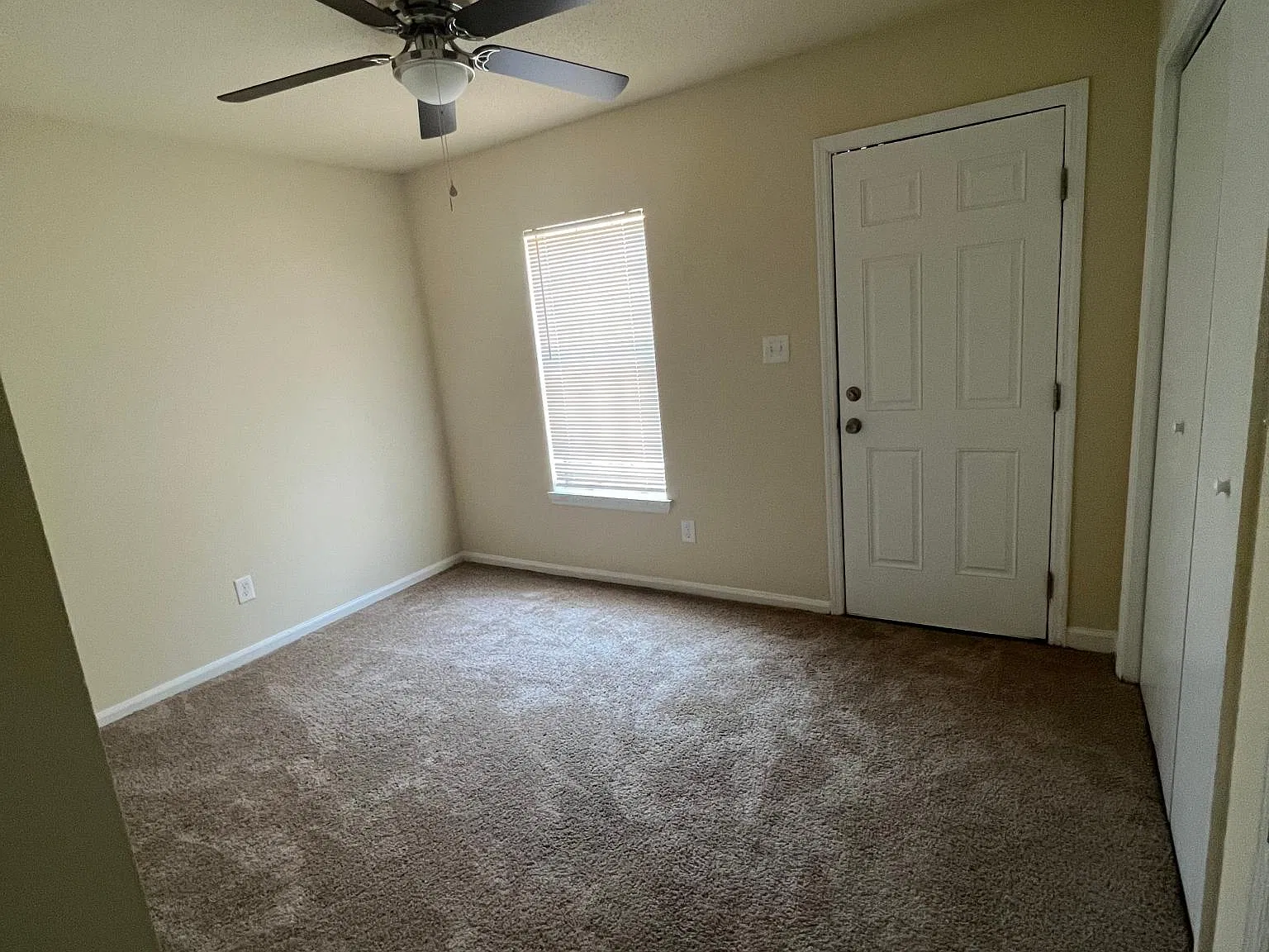 2 bed, 1.5 bath, 1100 sqft, $1,015 — Photo 2