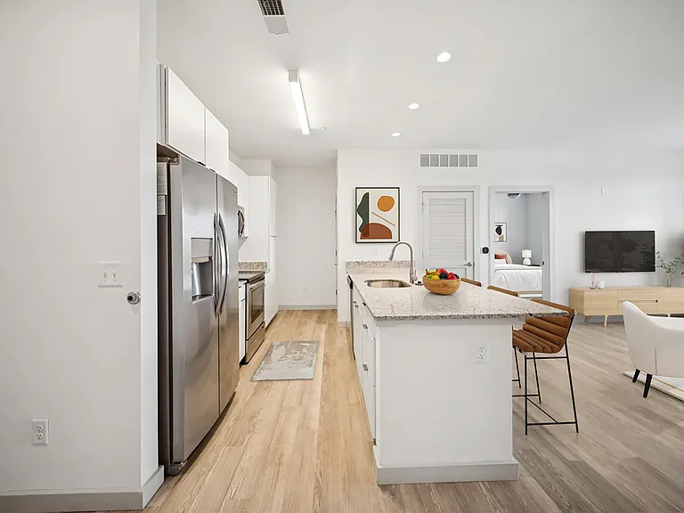 Circ Apartments — Photo 18