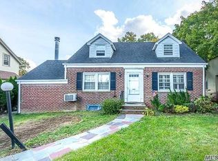 12 Gutheil Ln, Great Neck, NY 11024