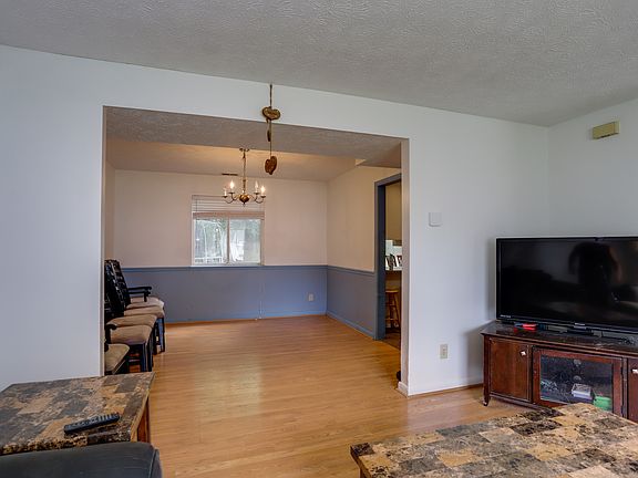 5th image of 731 Chatsworth Dr