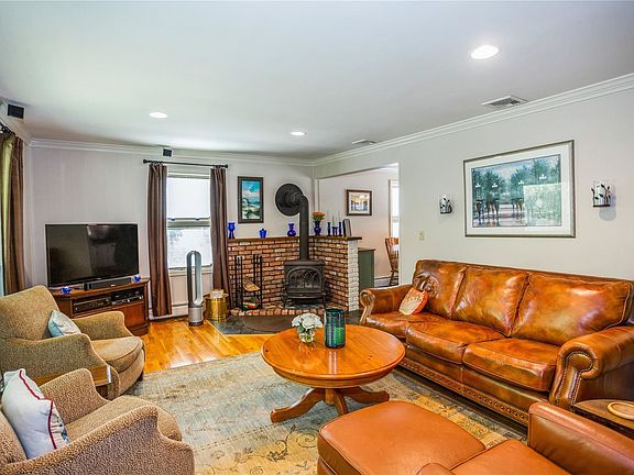 2nd image of 324 Hewlett Ave