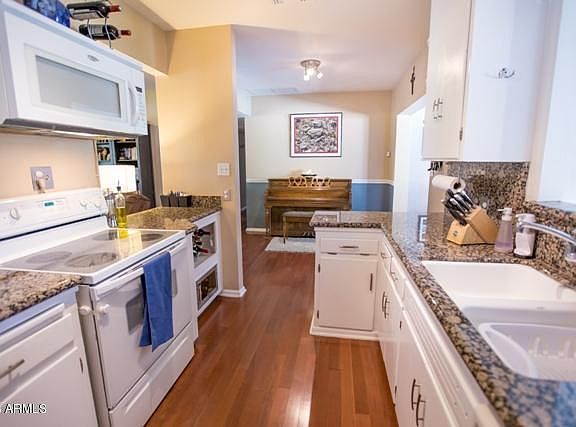 5th image of 820 E Belmont Ave