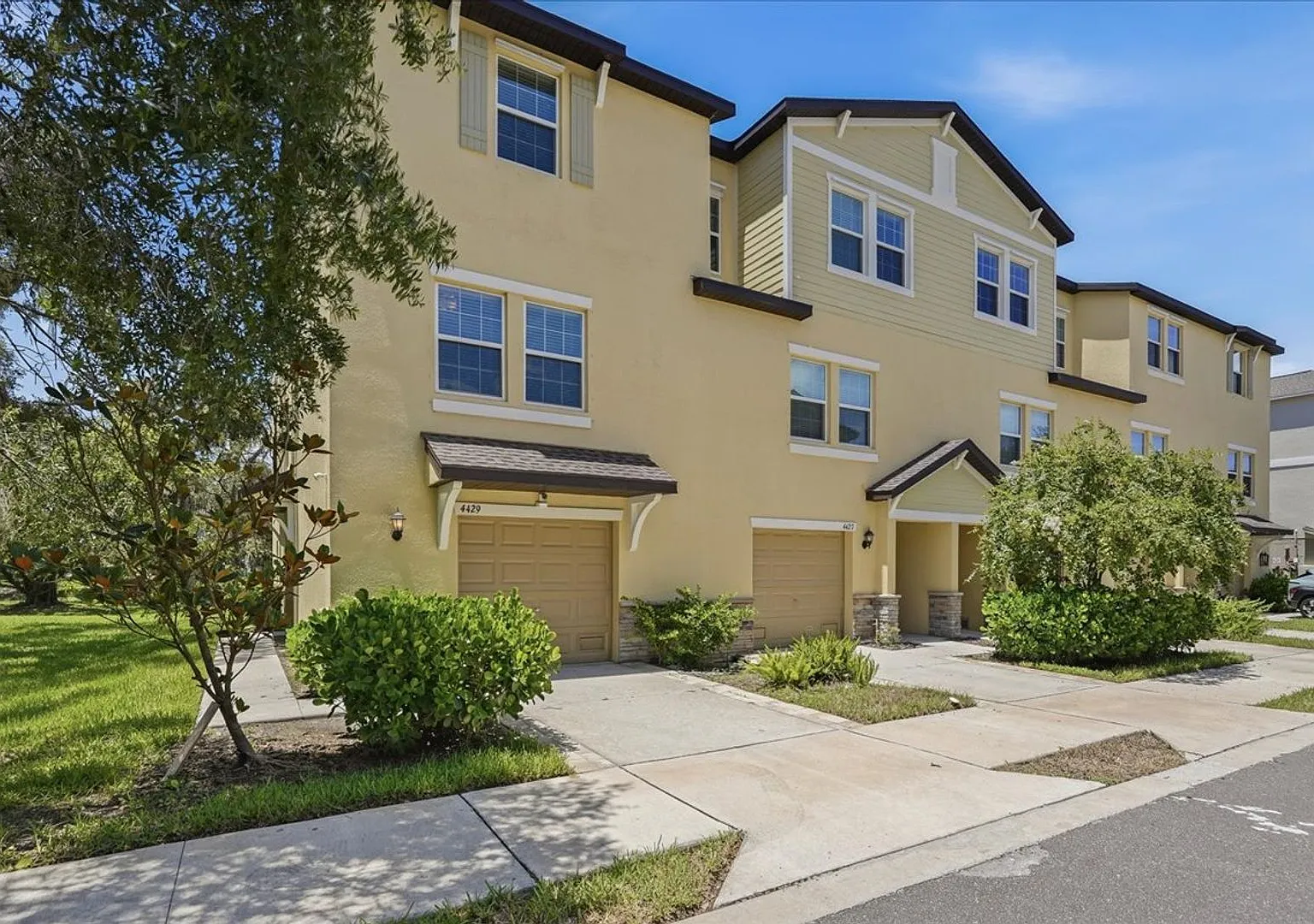 Gated Townhouse Community Palm River | Just 10 Minutes from Downtown Tampa — Photo 1