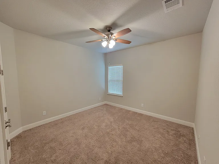 8915 Monument Parke — Photo 10