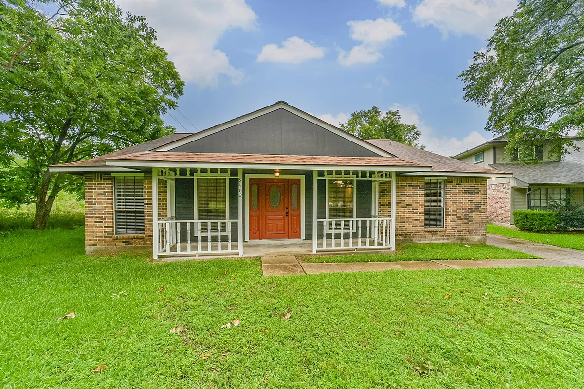 Photo 1 of 30 - 8402 Pine Shores Dr - Humble, TX Primary Photo - 8402 Pine Shores Dr