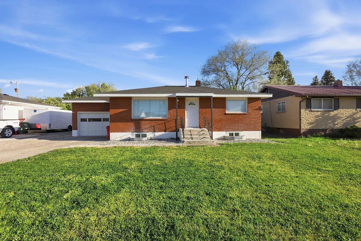 Building Photo - 204 Dove Ave #2