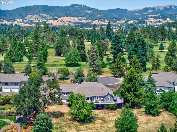 295 Fairway Village Ln, Roseburg, OR 97471